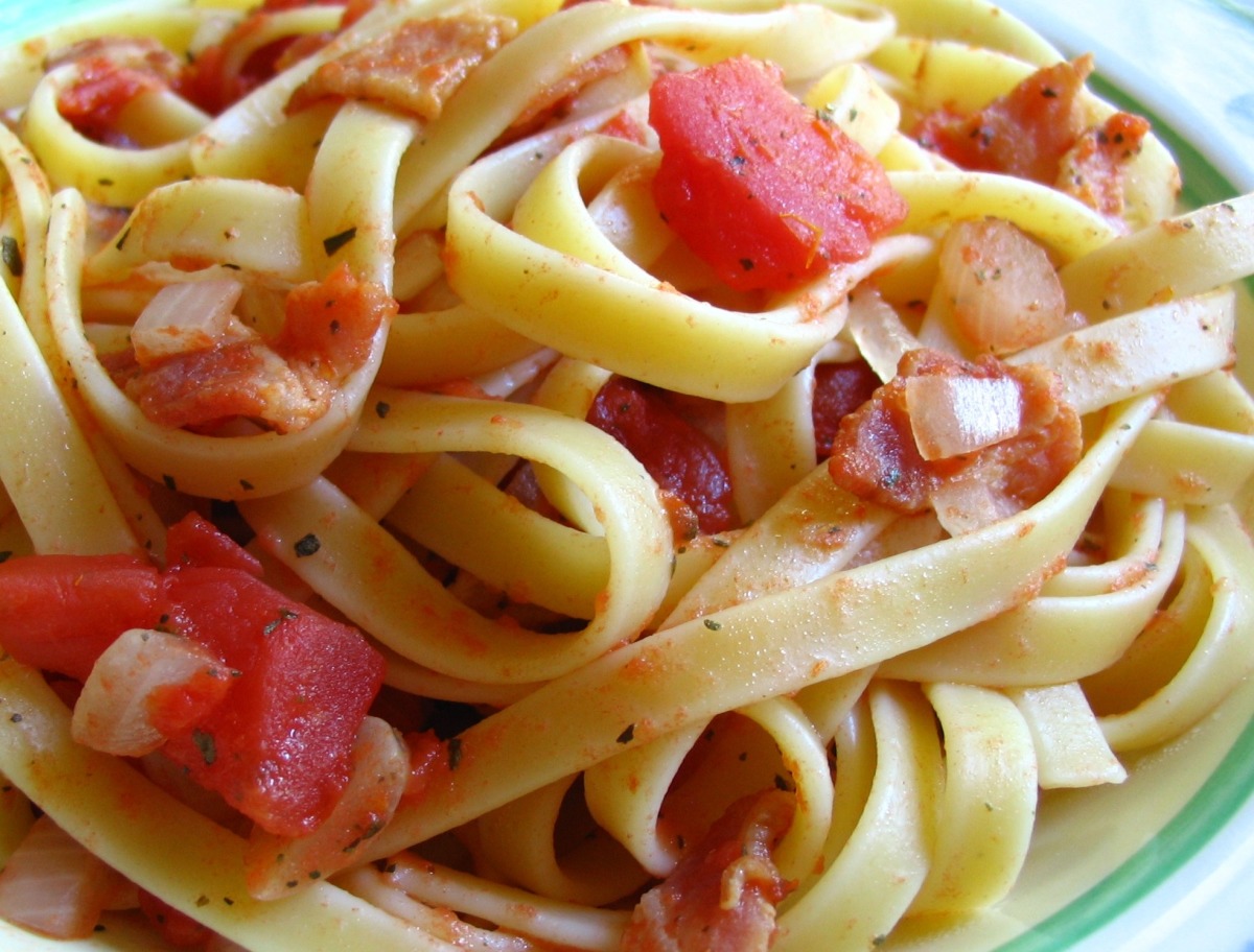 Tomato, Bacon And Onion Fettuccine