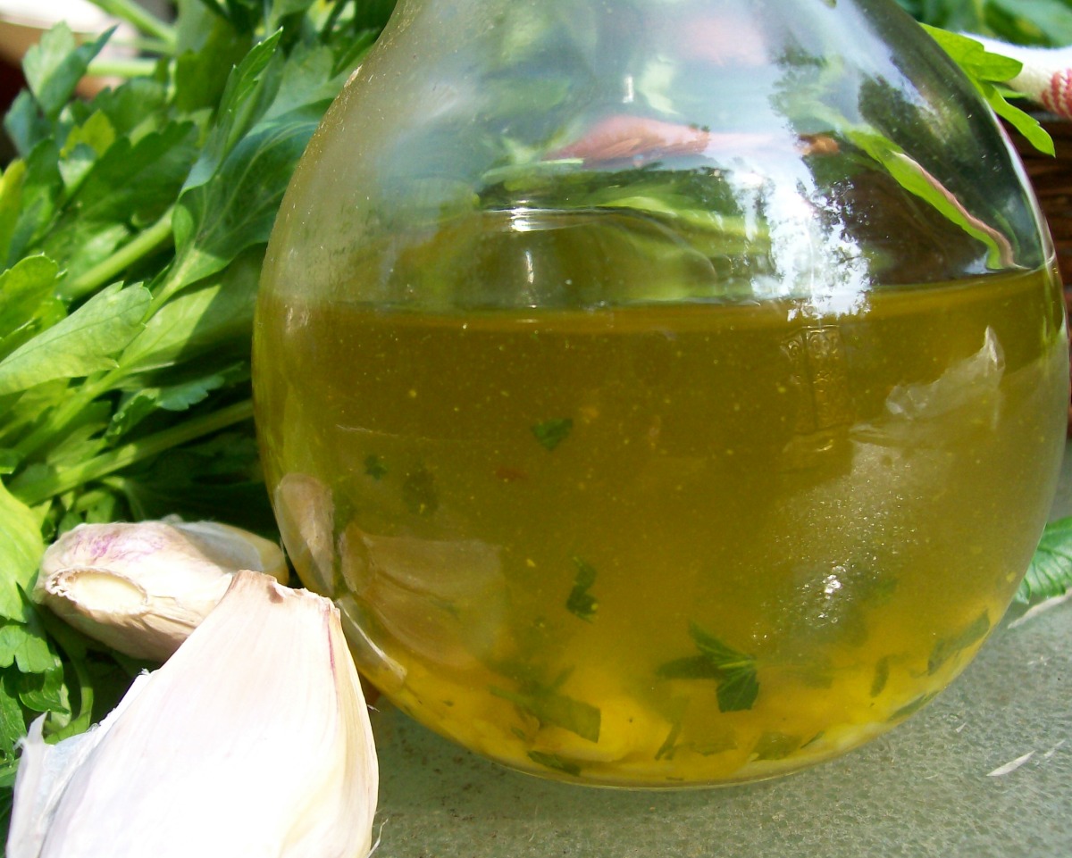Spanish Style Garlic And Parsley Flavored Olive Oil