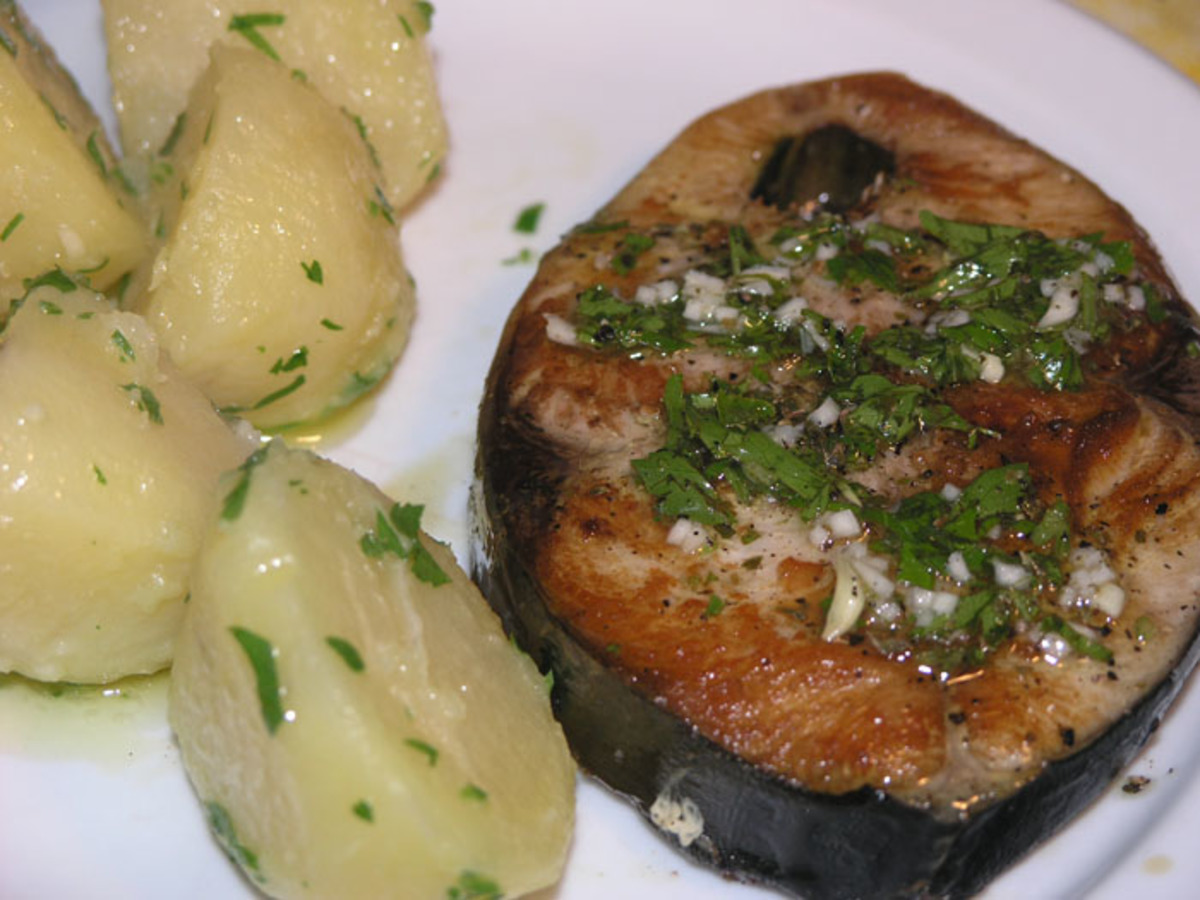 Tuna Steak With Dalmatian Lemon-Garlic Sauce