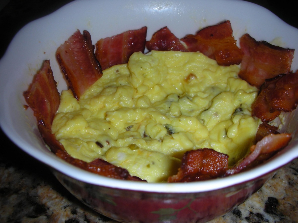 Microwaved Bacon And Eggs For One